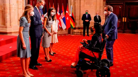 Los reyes Felipe y Letizia, la princesa Leonor (i) y la infanta Sofía saludan a la nadadora Teresa Perales, Premio Princesa de Asturias de los Deportes 2021, antes de la audiencia mantenida este viernes en el Hotel La Reconquista de Oviedo Los reyes Felipe y Letizia, la princesa Leonor (i) y la infanta Sofía saludan a la nadadora Teresa Perales, Premio Princesa de Asturias de los Deportes 2021, antes de la audiencia mantenida este viernes en el Hotel La Reconquista de Oviedo