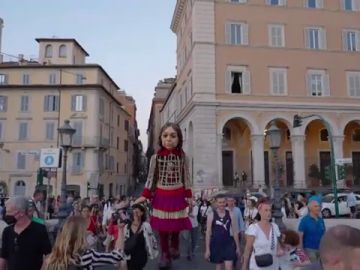 Una marioneta gigante recorre Europa por los niños de Siria