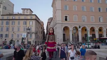 Una marioneta gigante recorre Europa por los niños de Siria Una marioneta gigante recorre Europa por los niños de Siria