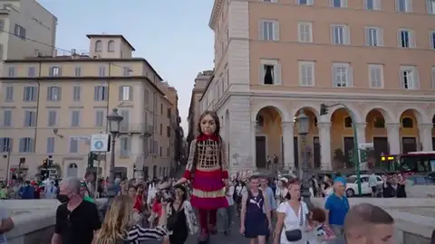 Una marioneta gigante recorre Europa por los niños de Siria Una marioneta gigante recorre Europa por los niños de Siria