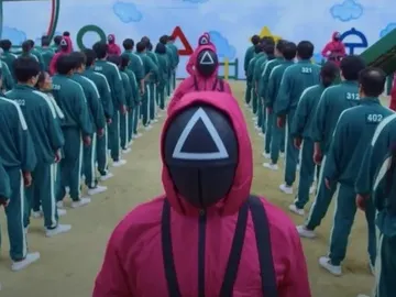 Miles de personas se echan a la calle en Corea del Sur protestando con los disfraces de 'El juego del calamar' Miles de personas se echan a la calle en Corea del Sur protestando con los disfraces de 'El juego del calamar'