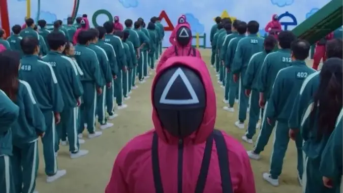 Miles de personas se echan a la calle en Corea del Sur protestando con los disfraces de 'El juego del calamar' Miles de personas se echan a la calle en Corea del Sur protestando con los disfraces de 'El juego del calamar'