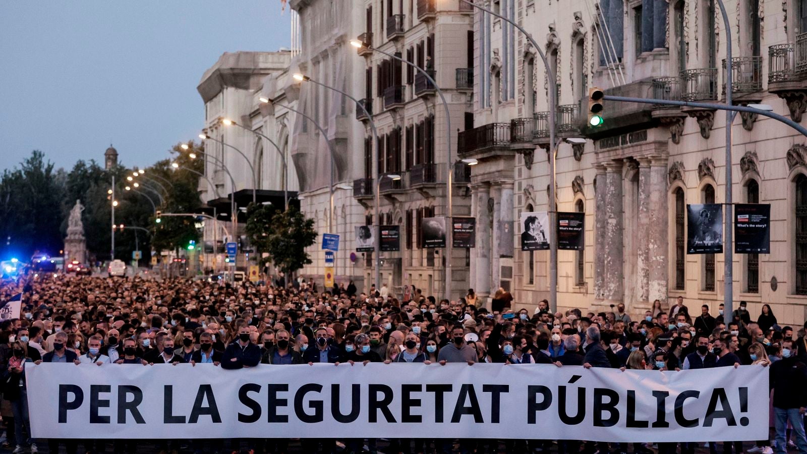Unos 2.000 policías protestan en Barcelona por las agresiones sufridas y exigen respeto