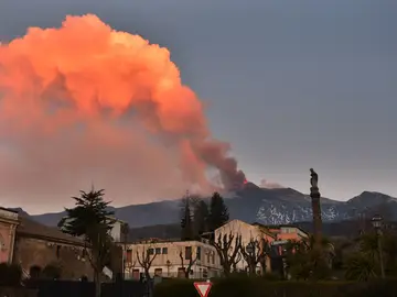 El volcán Etna sufre una nueva erupción en el cráter sureste con lluvia de cenizas