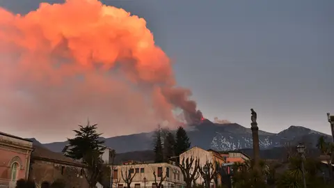 El volcán Etna sufre una nueva erupción en el cráter sureste con lluvia de cenizas El volcán Etna sufre una nueva erupción en el cráter sureste con lluvia de cenizas