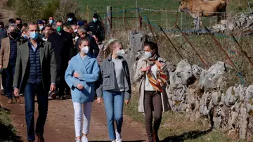 Santa María del Puerto recibe a los reyes y sus hijas con gaitas y banderas Santa María del Puerto recibe a los reyes y sus hijas con gaitas y banderas