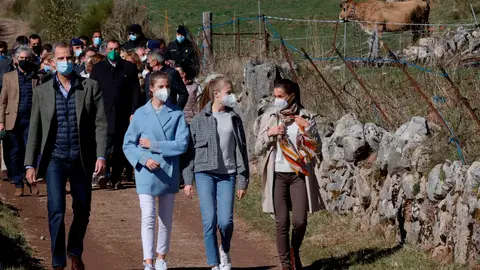 Santa María del Puerto recibe a los reyes y sus hijas con gaitas y banderas Santa María del Puerto recibe a los reyes y sus hijas con gaitas y banderas