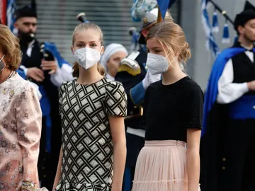 Leonor y Sofía muestran lo unidas que están con este bonito gesto durante los Premios Princesa de Asturias Leonor y Sofía muestran lo unidas que están con este bonito gesto durante los Premios Princesa de Asturias