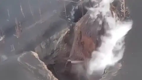 Las imágenes del CSIC que muestran uno de los agujeros creados por un desprendimiento del volcán Las imágenes del CSIC que muestran uno de los agujeros creados por un desprendimiento del volcán
