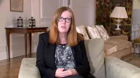 Sarah Gilbert, vacunóloga y Premio Princesa de Asturias: "Será imposible saber cuál fue el origen del coronavirus" Sarah Gilbert, vacunóloga y Premio Princesa de Asturias: "Será imposible saber cuál fue el origen del coronavirus"