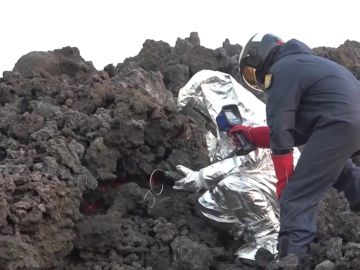 ¿Cómo es el traje especial de la UME para andar por la lava de La Palma?