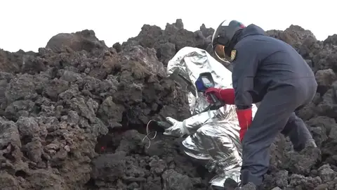 ¿Cómo es el traje especial de la UME para andar por la lava de La Palma? ¿Cómo es el traje especial de la UME para andar por la lava de La Palma?