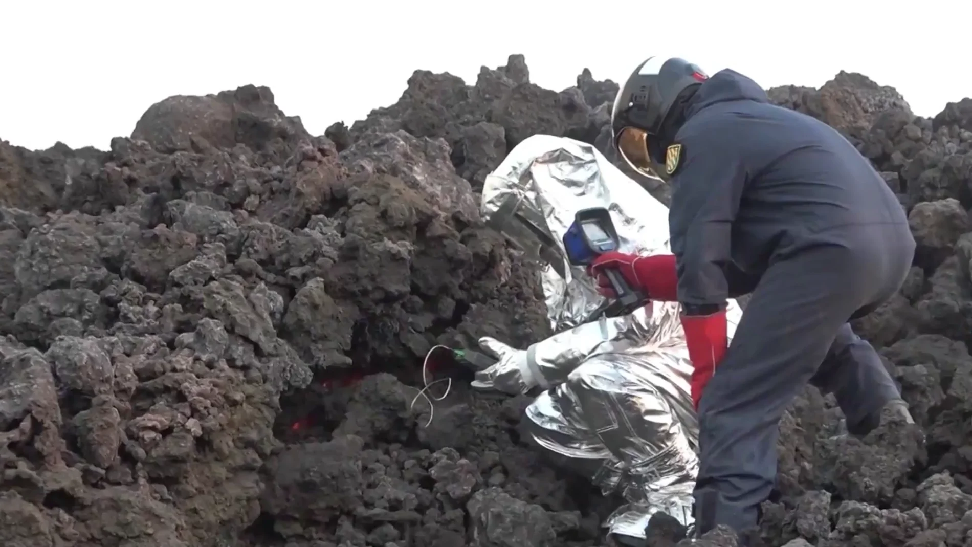 ¿Cómo es el traje especial de la UME para andar por la lava de La Palma?