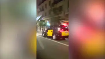 Un taxista atrapa y arrastra a un ladrón que quería robarle el móvil en Barcelona Un taxista atrapa y arrastra a un ladrón que quería robarle el móvil en Barcelona