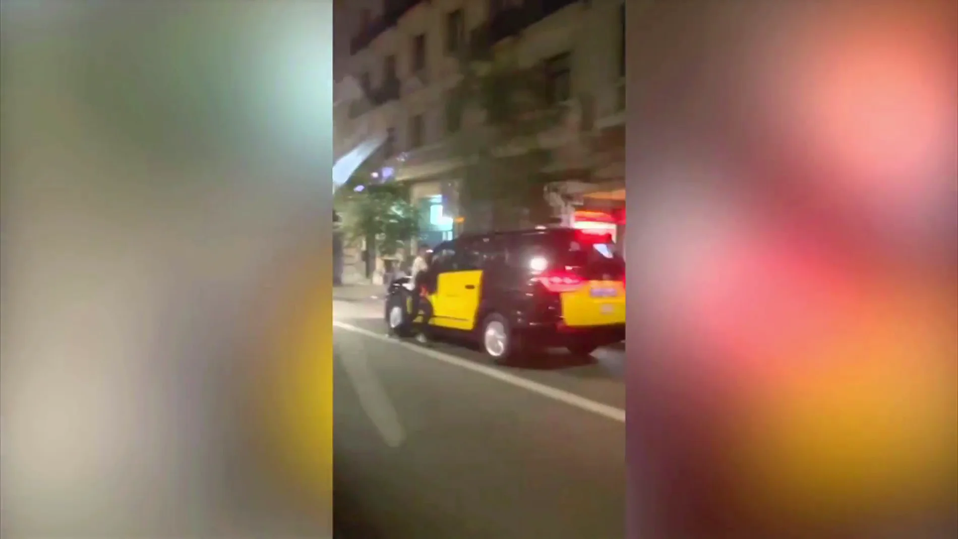 Un taxista atrapa y arrastra a un ladrón que quería robarle el móvil en Barcelona