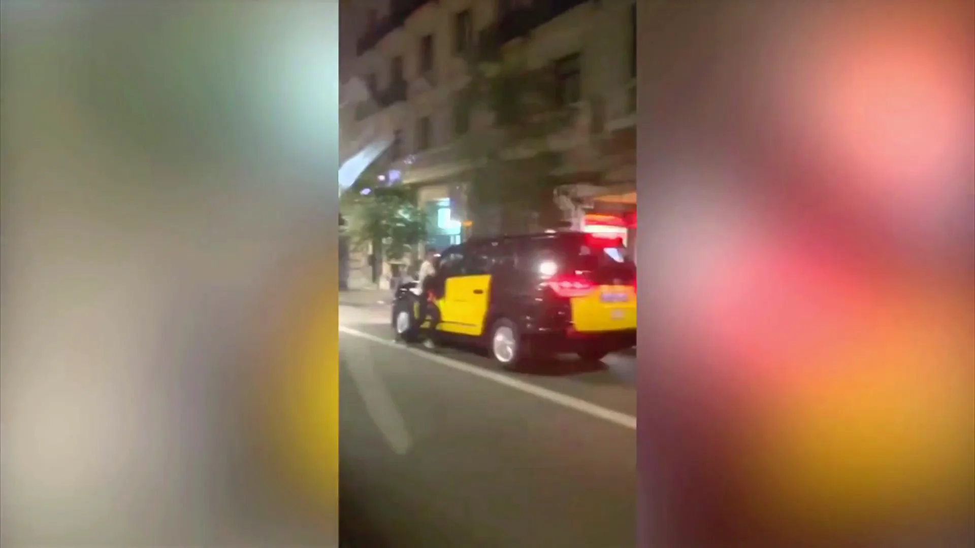 Un taxista atrapa y arrastra a un ladrón que quería robarle el móvil en Barcelona Un taxista atrapa y arrastra a un ladrón que quería robarle el móvil en Barcelona