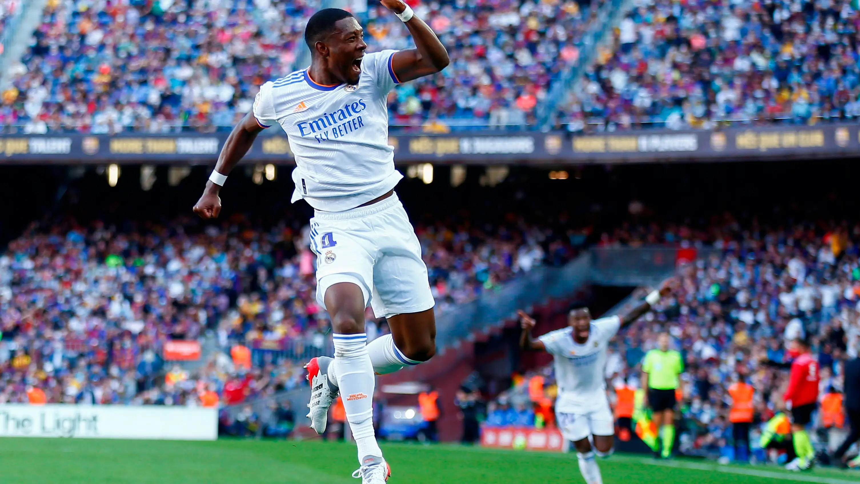 El Real Madrid conquista el Camp Nou tras un golazo de Alaba en un Cl&aacute;sico gris