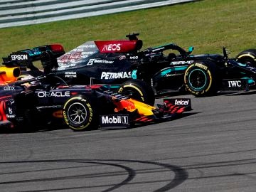 Verstappen gana a Hamilton y se afianza en el liderato