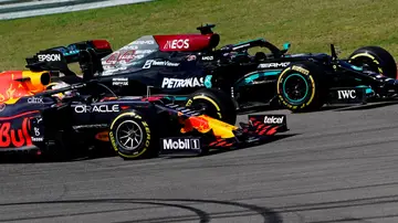Verstappen gana a Hamilton y se afianza en el liderato Verstappen gana a Hamilton y se afianza en el liderato