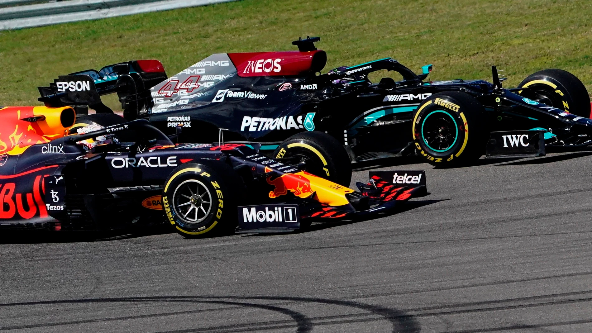 Verstappen gana a Hamilton y se afianza en el liderato