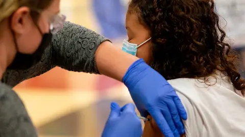 Niña vacunándose contra el coronavirus Niña vacunándose contra el coronavirus