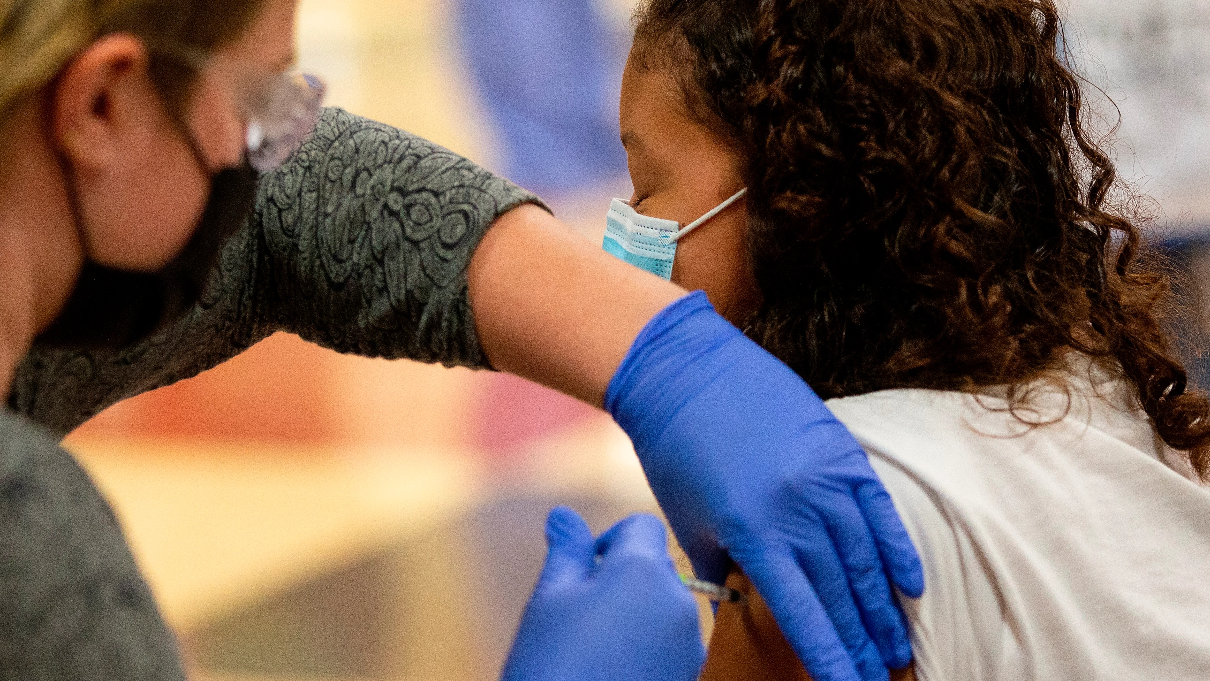 Ni&ntilde;a vacun&aacute;ndose contra el coronavirus