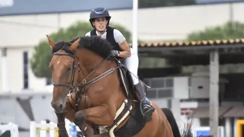 Muere una mujer de 43 años al recibir una coz de un caballo en un torneo de hípica en Navarra Muere una mujer de 43 años al recibir una coz de un caballo en un torneo de hípica en Navarra