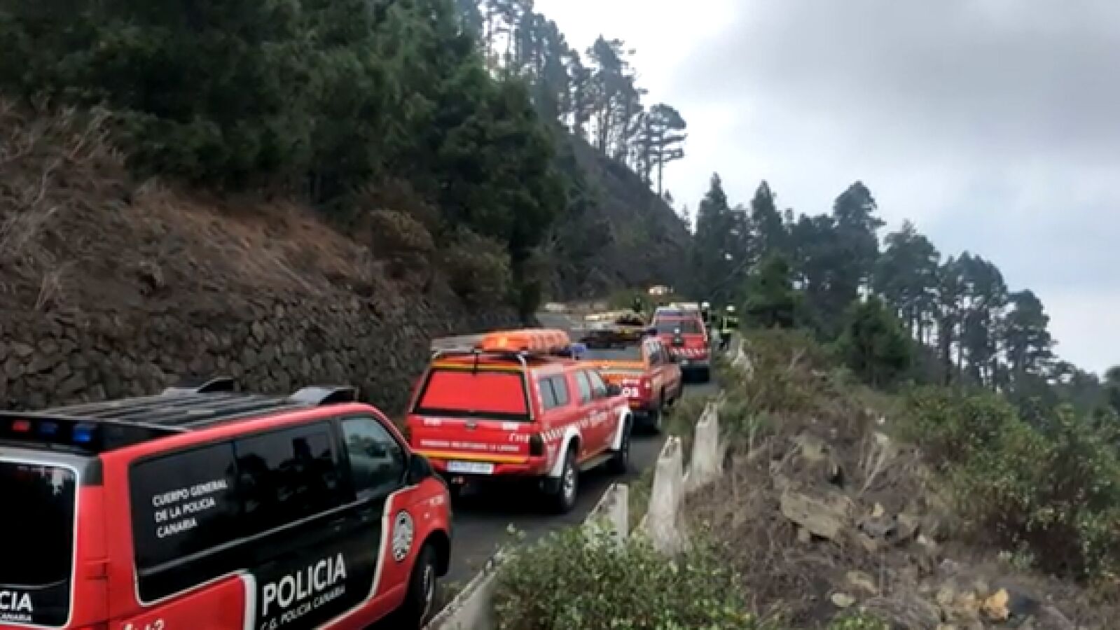 Un temblor provoca la caída de piroclastos y equipos de emergencia se quedan atrapados en una carretera de Fuencaliente