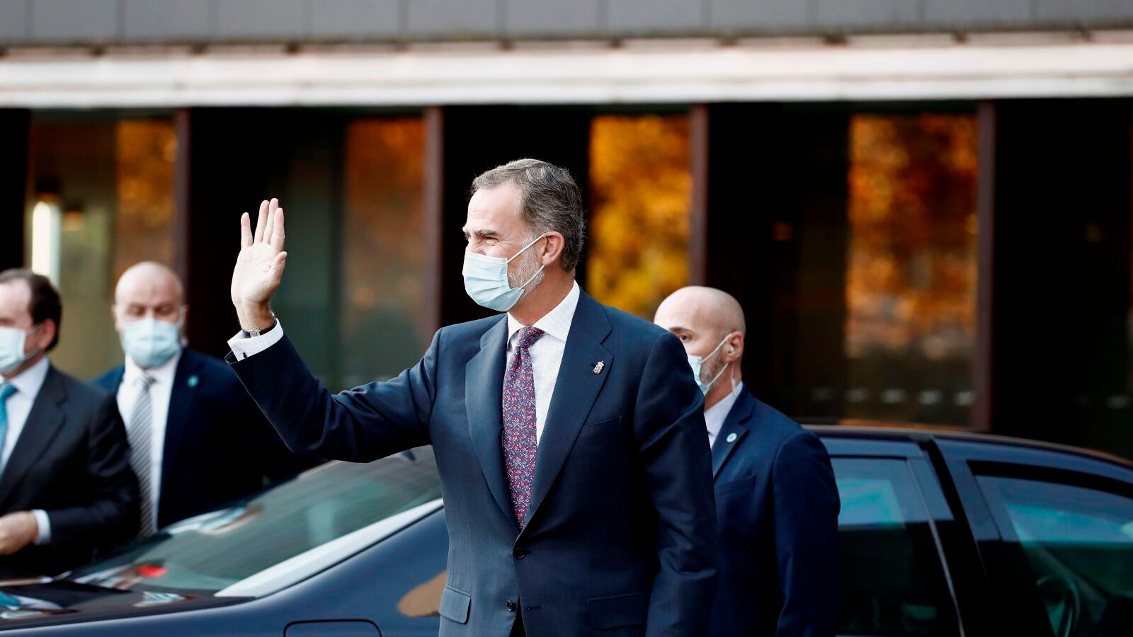 Entre vítores y aplausos reciben en Vigo a Felipe VI en su primer acto oficial tras el encuentro con su padre