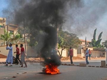 Los militares dan un golpe de Estado en Sudán y disuelven el Gobierno