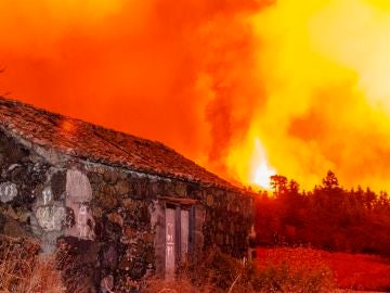 La lava del volcán de La Palma destroza nuevas viviendas
