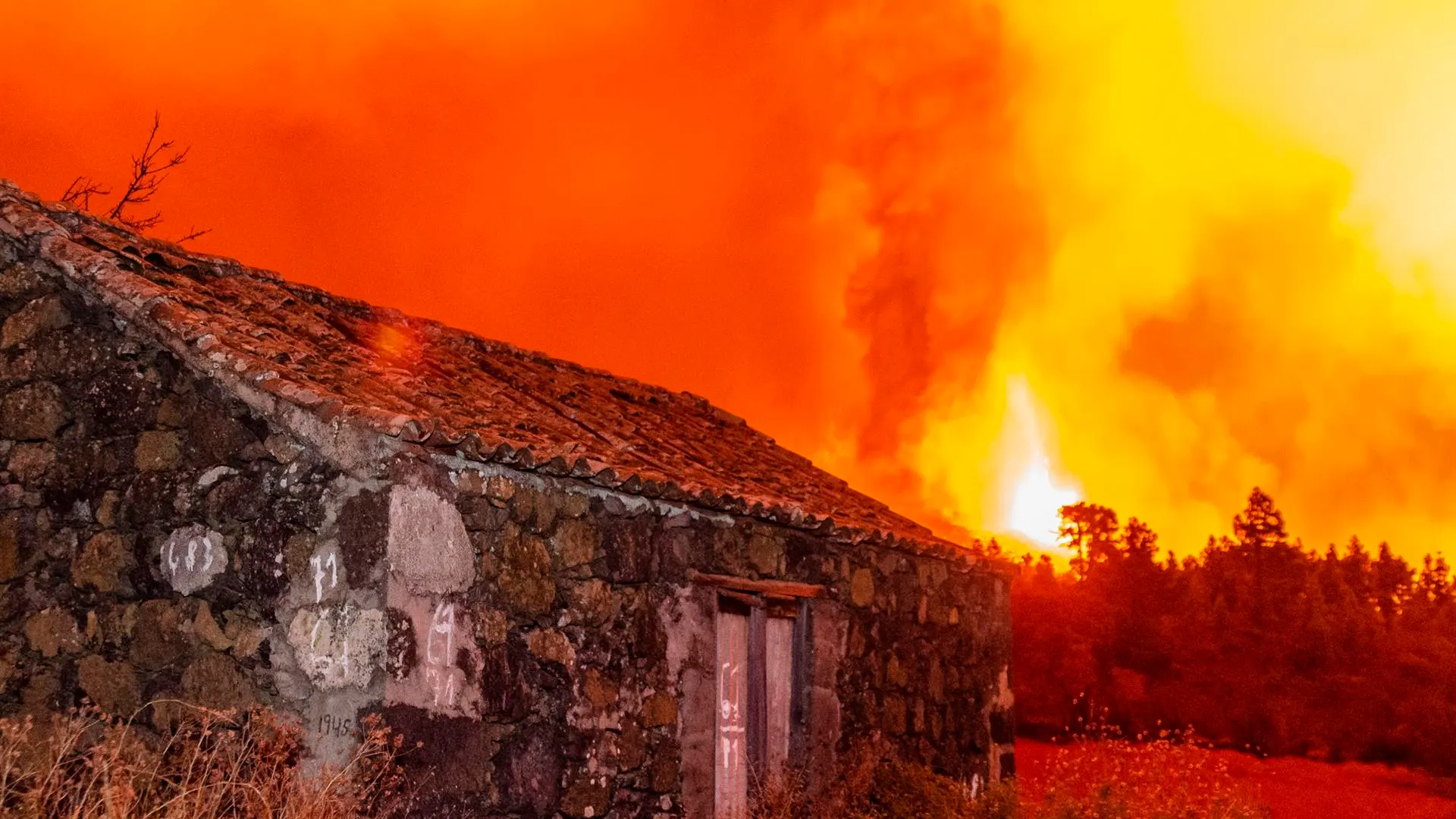 La lava del volcán de La Palma destroza nuevas viviendas La lava del volcán de La Palma destroza nuevas viviendas