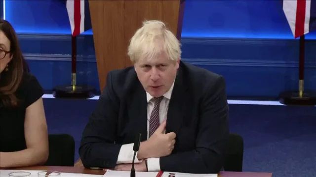 Johnson ha acudido a un encuentro con escolares en el que ha respondido a preguntas sobre el problema del cambio climático. El primer ministro británico también se ha quejado de que grandes corporaciones producen una "abrumadora" cantidad de plásticos. Johnson ha acudido a un encuentro con escolares en el que ha respondido a preguntas sobre el problema del cambio climático. El primer ministro británico también se ha quejado de que grandes corporaciones producen una "abrumadora" cantidad de plásticos.