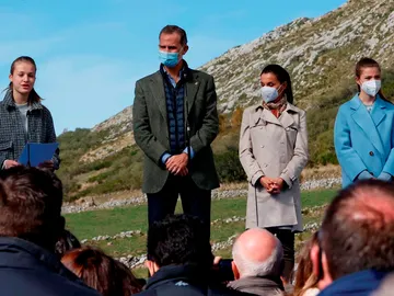 El rey Felipe VI, la reina Letizia, la princesa Leonor y la infanta Sofía durante el acto de entrega de la distinción de Pueblo Ejemplar a Santa María del Puerto, Asturias, en el concejo de Somiedo, la semana pasada El rey Felipe VI, la reina Letizia, la princesa Leonor y la infanta Sofía durante el acto de entrega de la distinción de Pueblo Ejemplar a Santa María del Puerto, Asturias, en el concejo de Somiedo, la semana pasada