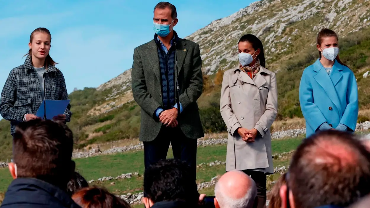 El rey Felipe VI, la reina Letizia, la princesa Leonor y la infanta Sofía durante el acto de entrega de la distinción de Pueblo Ejemplar a Santa María del Puerto, Asturias, en el concejo de Somiedo, la semana pasada El rey Felipe VI, la reina Letizia, la princesa Leonor y la infanta Sofía durante el acto de entrega de la distinción de Pueblo Ejemplar a Santa María del Puerto, Asturias, en el concejo de Somiedo, la semana pasada