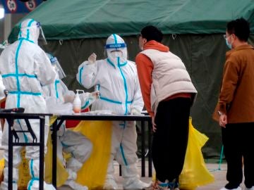 Ciudadanos chinos se someten a una prueba de detección de coronavirus