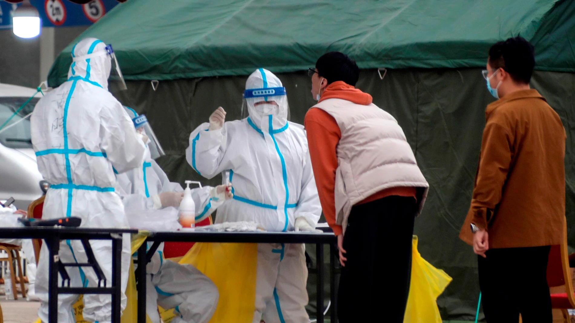 Ciudadanos chinos se someten a una prueba de detección de coronavirus Ciudadanos chinos se someten a una prueba de detección de coronavirus