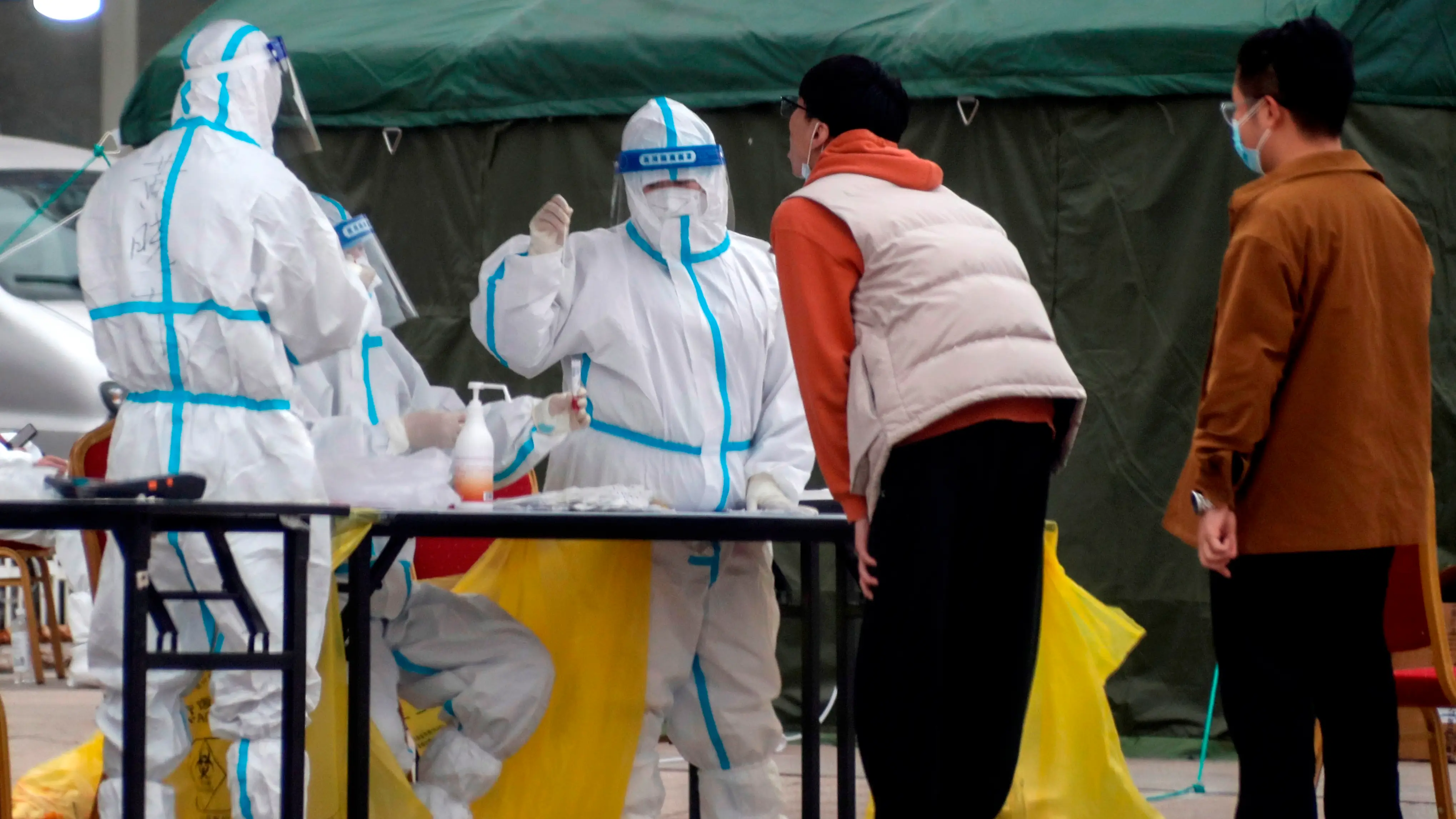 Ciudadanos chinos se someten a una prueba de detecci&oacute;n de coronavirus