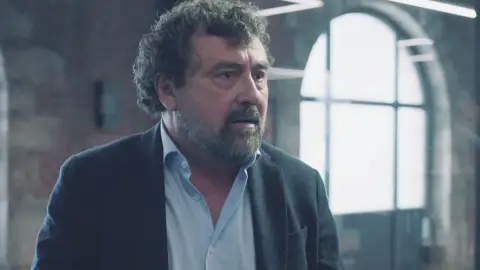 Paco se enfrenta a Dolores: "Estás más preocupada en acabar conmigo que en salvarlos a ellos porque me acosté con tu hermana" Paco se enfrenta a Dolores: "Estás más preocupada en acabar conmigo que en salvarlos a ellos porque me acosté con tu hermana"