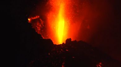 Las imágenes que muestran cómo se parte el cono del volcán de La Palma
