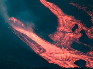 La colada del volcán de La Palma que amenaza el cementerio de Las Manchas avanza a 50 km/h