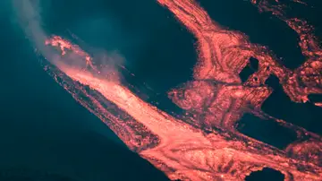La colada del volcán de La Palma que amenaza el cementerio de Las Manchas avanza a 50 km/h La colada del volcán de La Palma que amenaza el cementerio de Las Manchas avanza a 50 km/h