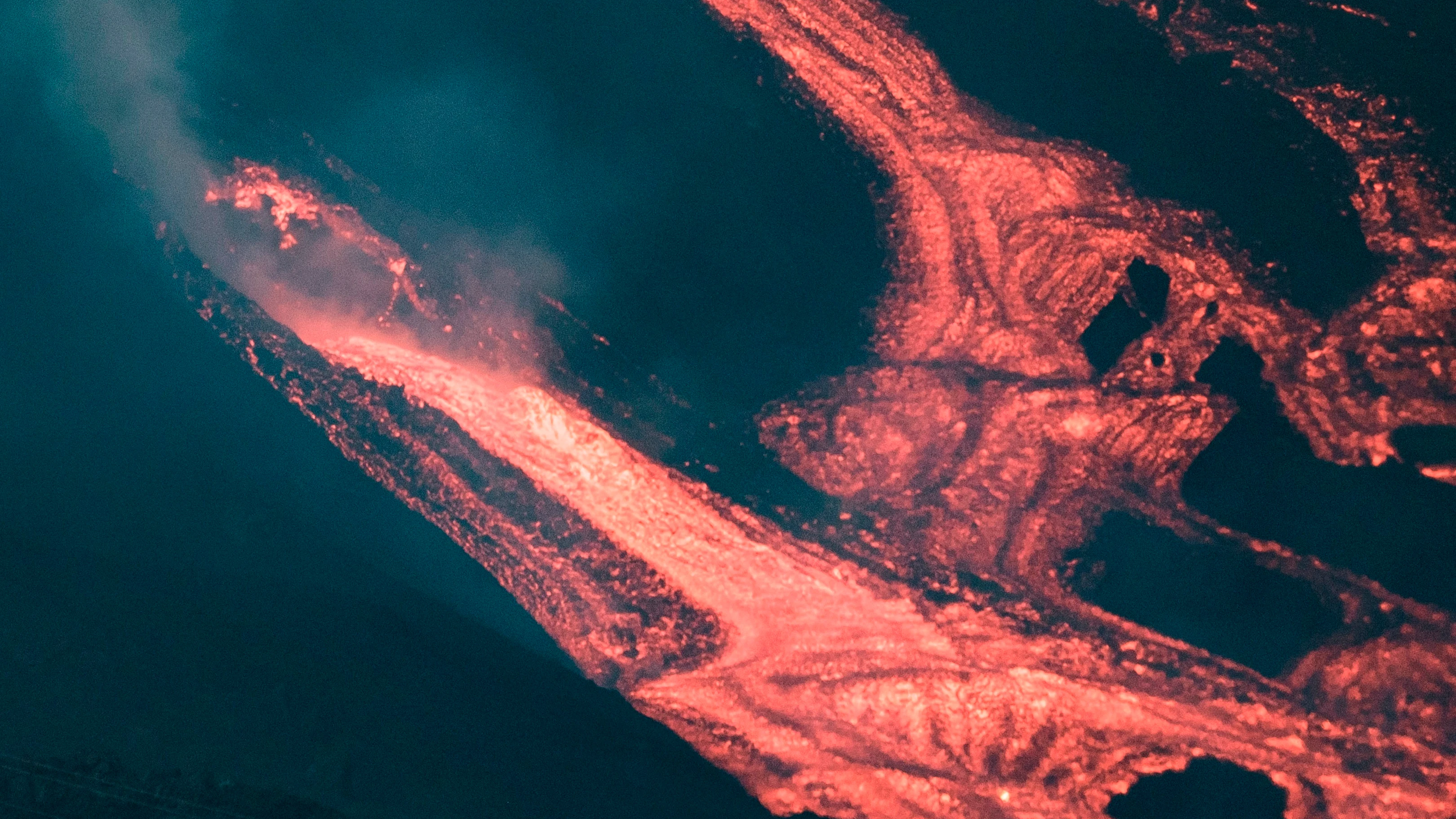 La colada del volcán de La Palma que amenaza el cementerio de Las Manchas avanza a 50 km/h La colada del volcán de La Palma que amenaza el cementerio de Las Manchas avanza a 50 km/h
