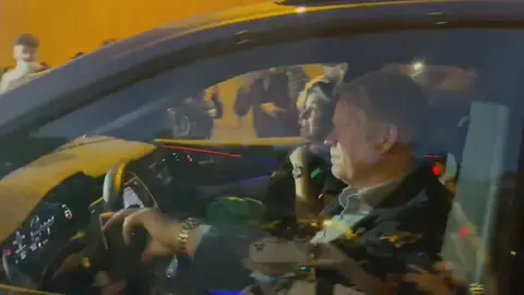 Las vergonzosas imágenes de los aficionados del Barça increpando a Koeman tras perder el Clásico Las vergonzosas imágenes de los aficionados del Barça increpando a Koeman tras perder el Clásico