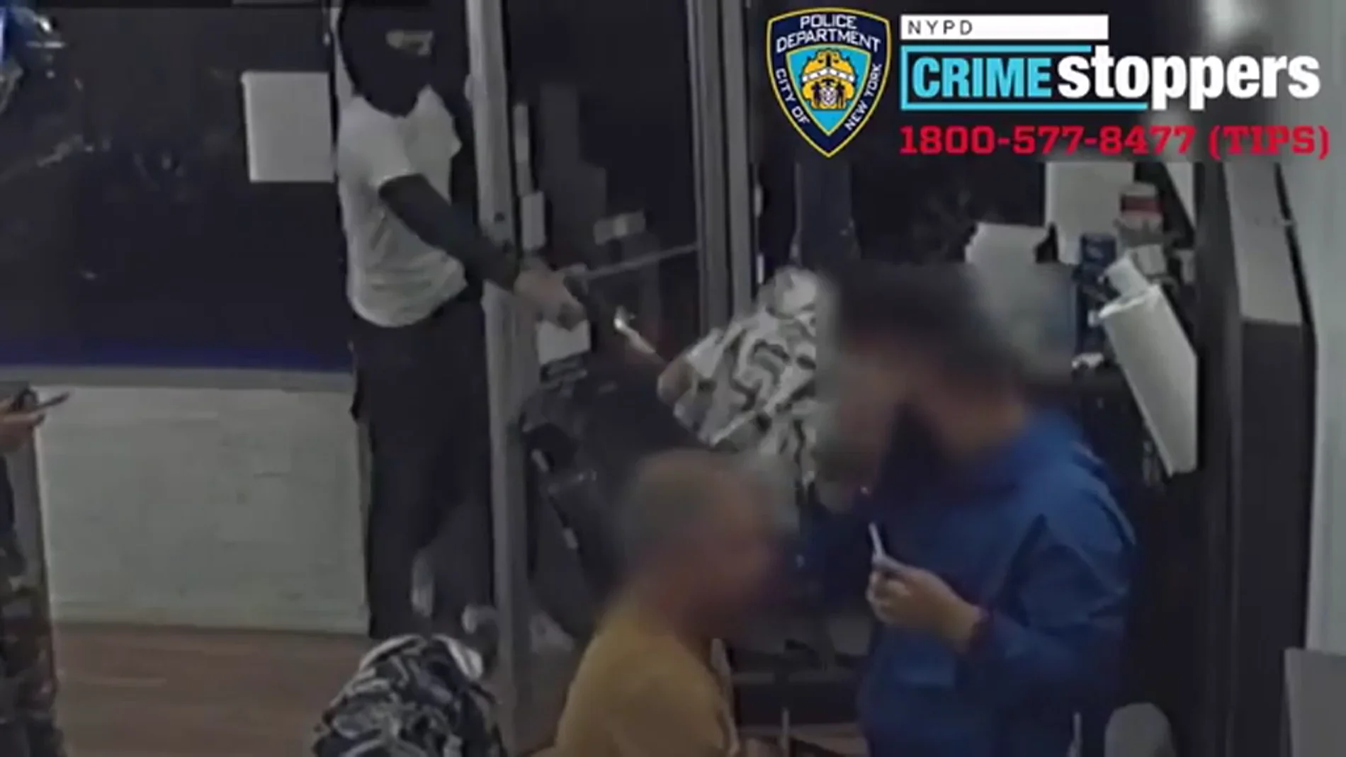 Dos hombres entran en una barbería y disparan a un joven en el Bronx