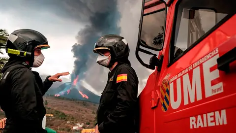 El cabo primero Abelardo Maqueda (d) y el cabo Guillermo Zancajo (i), están un día más junto al mirador de Tajuya, a donde se acercan cientos de personas a contemplar la erupción del volcán de Cumbre Vieja, para vigilar la calidad del aire. Ellos y sus compañeros del Grupo de Intervención en Emergencias Tecnológicas y Medioambientales (GIETMA), recorren hasta cuatro veces al día los ríos de roca fundida desde las faldas del volcán de Cumbre Vieja hasta la desembocadura de la lava tomando muestras de gases, en doce puntos diferentes El cabo primero Abelardo Maqueda (d) y el cabo Guillermo Zancajo (i), están un día más junto al mirador de Tajuya, a donde se acercan cientos de personas a contemplar la erupción del volcán de Cumbre Vieja, para vigilar la calidad del aire. Ellos y sus compañeros del Grupo de Intervención en Emergencias Tecnológicas y Medioambientales (GIETMA), recorren hasta cuatro veces al día los ríos de roca fundida desde las faldas del volcán de Cumbre Vieja hasta la desembocadura de la lava tomando muestras de gases, en doce puntos diferentes