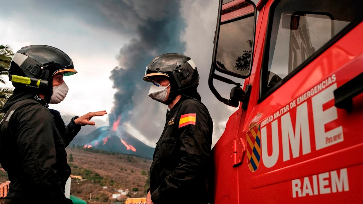 El cabo primero Abelardo Maqueda (d) y el cabo Guillermo Zancajo (i), están un día más junto al mirador de Tajuya, a donde se acercan cientos de personas a contemplar la erupción del volcán de Cumbre Vieja, para vigilar la calidad del aire. Ellos y sus compañeros del Grupo de Intervención en Emergencias Tecnológicas y Medioambientales (GIETMA), recorren hasta cuatro veces al día los ríos de roca fundida desde las faldas del volcán de Cumbre Vieja hasta la desembocadura de la lava tomando muestras de gases, en doce puntos diferentes El cabo primero Abelardo Maqueda (d) y el cabo Guillermo Zancajo (i), están un día más junto al mirador de Tajuya, a donde se acercan cientos de personas a contemplar la erupción del volcán de Cumbre Vieja, para vigilar la calidad del aire. Ellos y sus compañeros del Grupo de Intervención en Emergencias Tecnológicas y Medioambientales (GIETMA), recorren hasta cuatro veces al día los ríos de roca fundida desde las faldas del volcán de Cumbre Vieja hasta la desembocadura de la lava tomando muestras de gases, en doce puntos diferentes