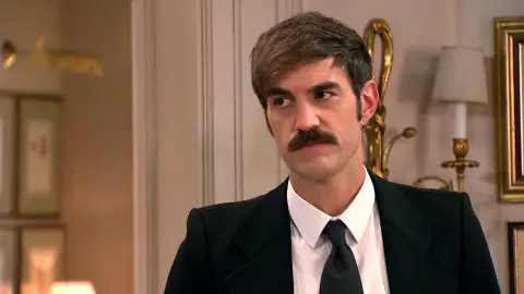 Raúl se enfrenta a Uriarte ante la nerviosa mirada de Carmen, ¿descubrirá que es su padre? Raúl se enfrenta a Uriarte ante la nerviosa mirada de Carmen, ¿descubrirá que es su padre?