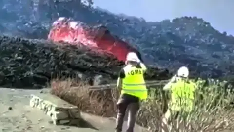 Las impresionantes imágenes del volcán de La Palma moviendo grandes bloques de piedra Las impresionantes imágenes del volcán de La Palma moviendo grandes bloques de piedra