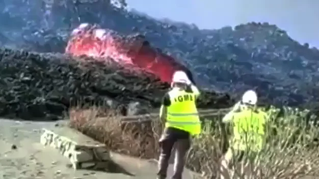 Las impresionantes imágenes del volcán de La Palma moviendo grandes bloques de piedra Las impresionantes imágenes del volcán de La Palma moviendo grandes bloques de piedra